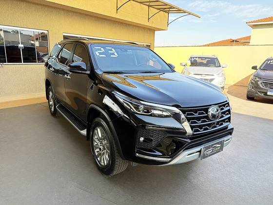 TOYOTA HILUX SW4 2.8 D-4D TURBO DIESEL SRX 7L 4X4 AUTOMÁTICO